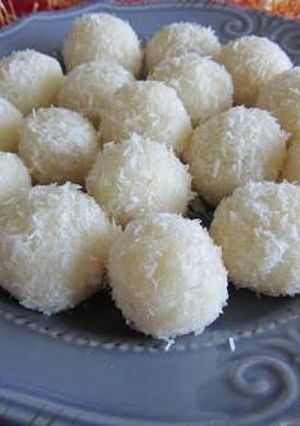 A picture of Custard apple coconut ladoo.