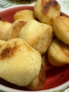 Una foto de Bolitas de queso con masa de arepas