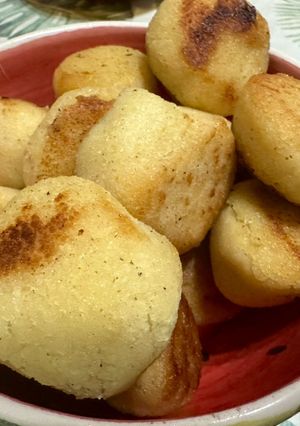 Una foto de Bolitas de queso con masa de arepas