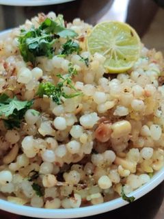 સાબુદાણા ખીચડી (Sabudana Khichdi Recipe In Gujarati) રેસીપી મુખ્ય ફોટો