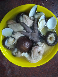 香菇雞肉鳳爪湯 的食譜成品照片