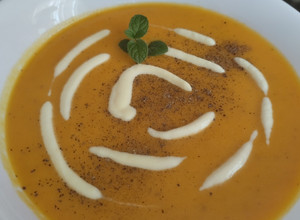 Una foto de Crema🍲🥛de🥔zanahoria🍲🥕🧅