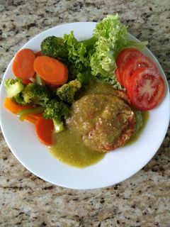Una foto de Tortitas de queso panela en salsa verde