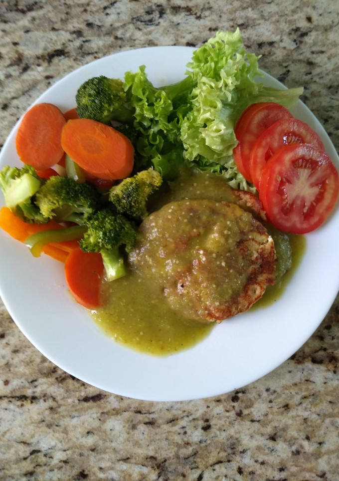 Una foto de Tortitas de queso panela en salsa verde