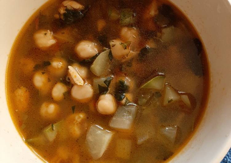 Sopa de garbanzo con mucho sabor