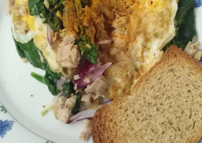 Pasos sencillos para Hacer  Omelette de atún y espinacas a lo oriental☀️ 158 calorías