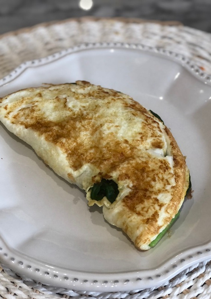 Una foto de 🥚 Omelette de Claras, Espinacas y Levadura Nutricional 🥚