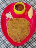 સ્ટફડ એપલ ચીઝ પરાઠા (Stuffed Apple Cheese Paratha Recipe In Gujarati)