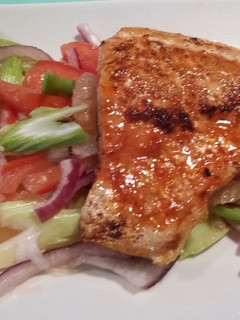 Una foto de Ensalada con salmón