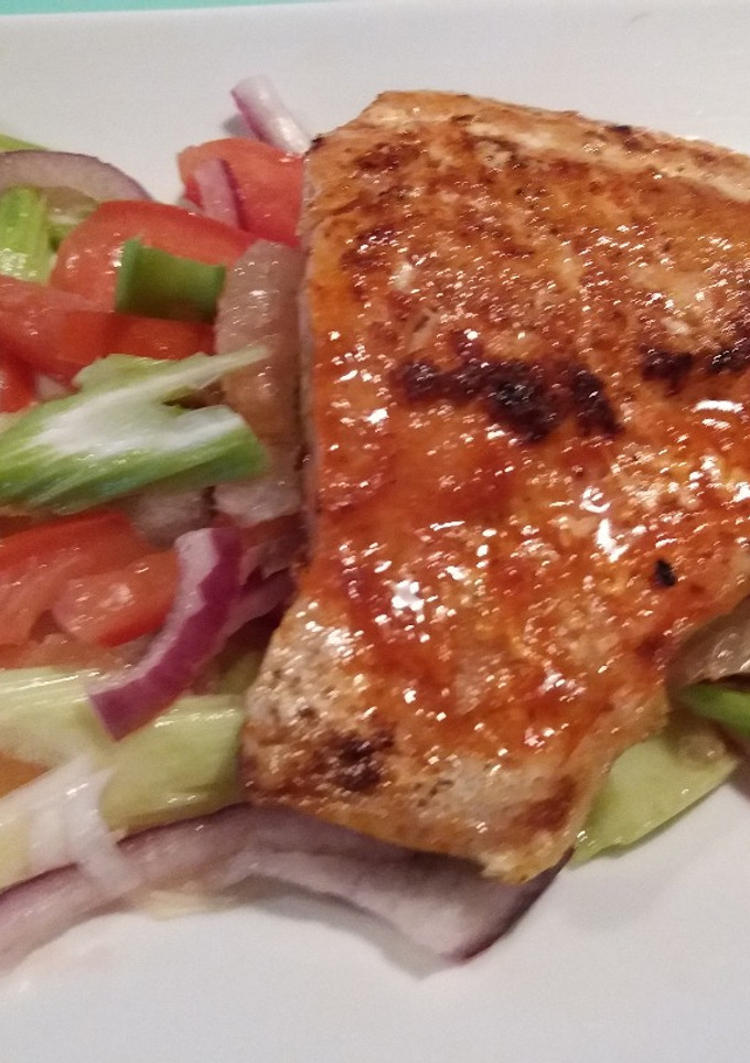 Una foto de Ensalada con salmón