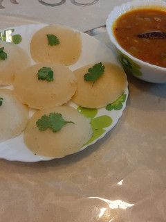 सूजी की इडली सांबर (Suji ki idli sambar recipe in hindi) रेसिपी मुख्य फोटो