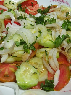 Una foto de Ensaladilla de tomates y albahaca