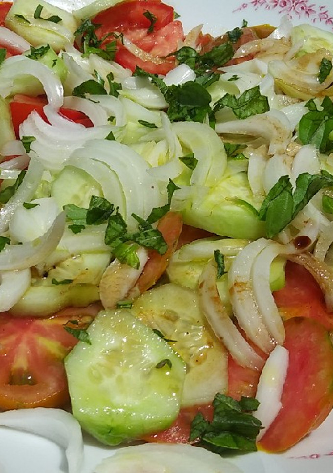 Una foto de Ensaladilla de tomates y albahaca