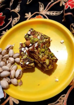 ખજૂર પાક (Khajoor Paak Recipe In Gujarati) રેસીપી મુખ્ય ફોટો