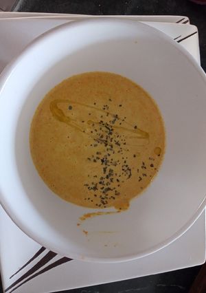Una foto de Crema de flor de calabaza y elote 🍂🌽
