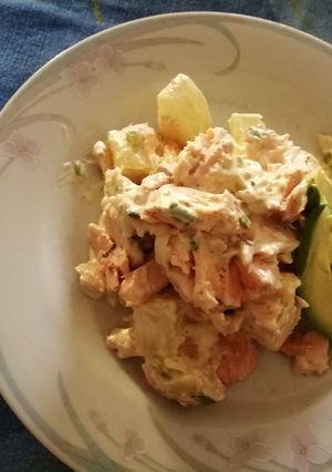 Una foto de Ensalada de salmón y papas