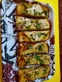 ईज़ी चीज़ी गार्लिक ब्रेड(Cheesy Garlic Bread Recipe in Hindi) रेसिपी मुख्य फोटो