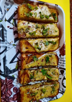 ईज़ी चीज़ी गार्लिक ब्रेड(Cheesy Garlic Bread Recipe in Hindi) रेसिपी मुख्य फोटो