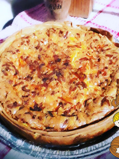 Una foto de Quiche Lorraine de panceta, cebolla y queso cheddar..