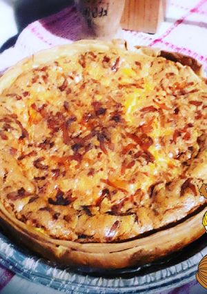 Una foto de Quiche Lorraine de panceta, cebolla y queso cheddar..