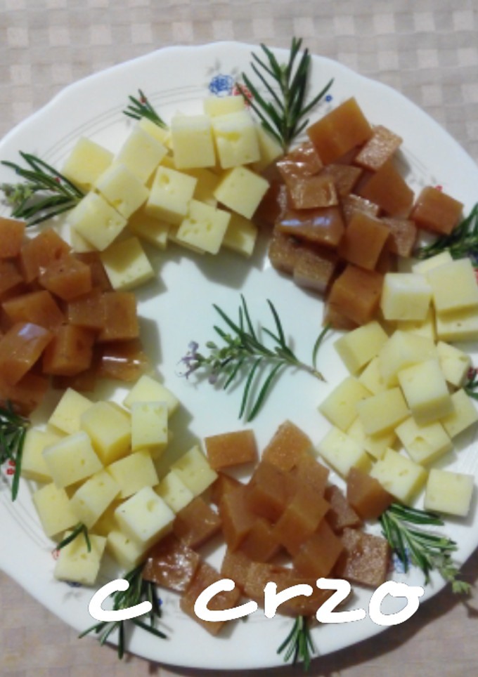 Una foto de "Corona" de queso y membrillo