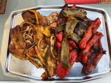 Courgettes et poivrons bicolores marinés grillés à la plancha