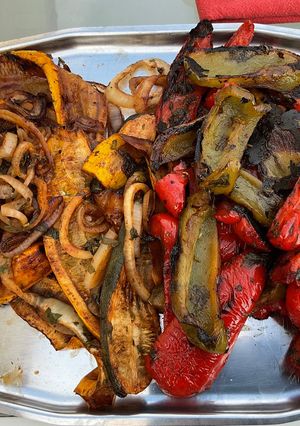 Une photo de Courgettes et poivrons bicolores marinés grillés à la plancha