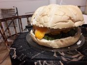 Una foto de hamburguesa de pollo queso cheddar