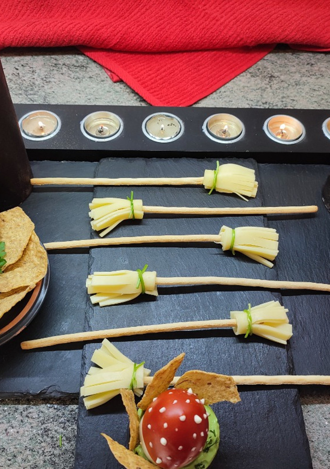 Una foto de Escobas de bruja de queso