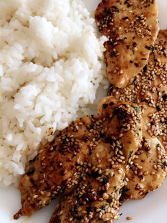Una foto de Arroz con pechuga de pollo y sésamo