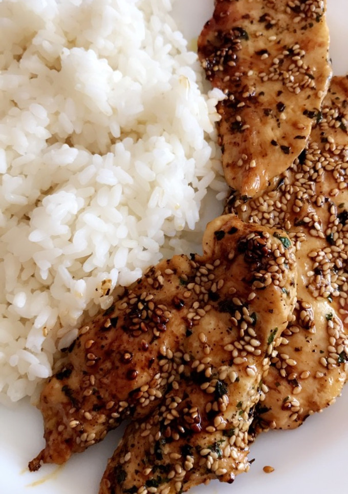 Una foto de Arroz con pechuga de pollo y sésamo