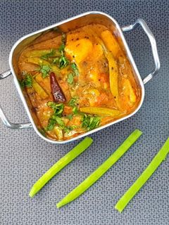 ગુવાર બટાકા નું શાક (Guvar Bataka Shak Recipe In Gujarati) રેસીપી મુખ્ય ફોટો