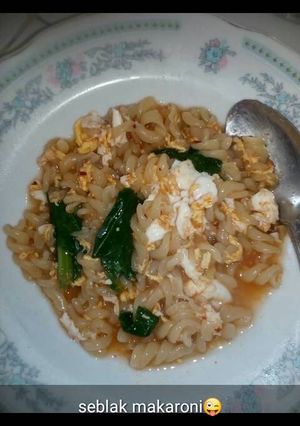 Foto resep Seblak makaroni,telur,sawi