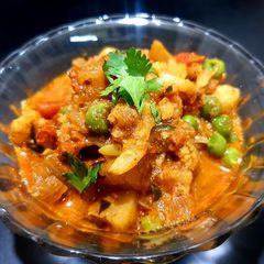A picture of Aloo Gobhi Matar curry.