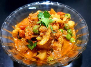 A picture of Aloo Gobhi Matar curry.