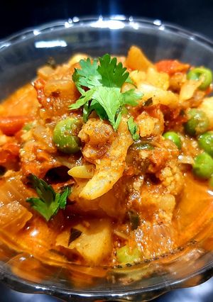 A picture of Aloo Gobhi Matar curry.