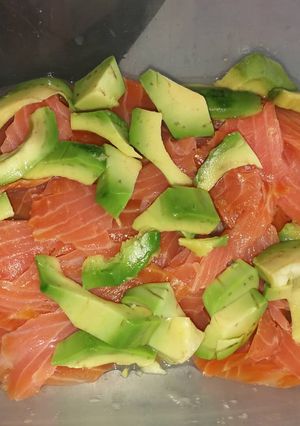 Une photo de Truite fumée marinée et avocat