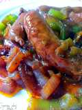 Salchichas frescas de ternera con cebolla caramelizada y cereza