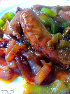 Una foto de Salchichas frescas de ternera con cebolla caramelizada y cereza