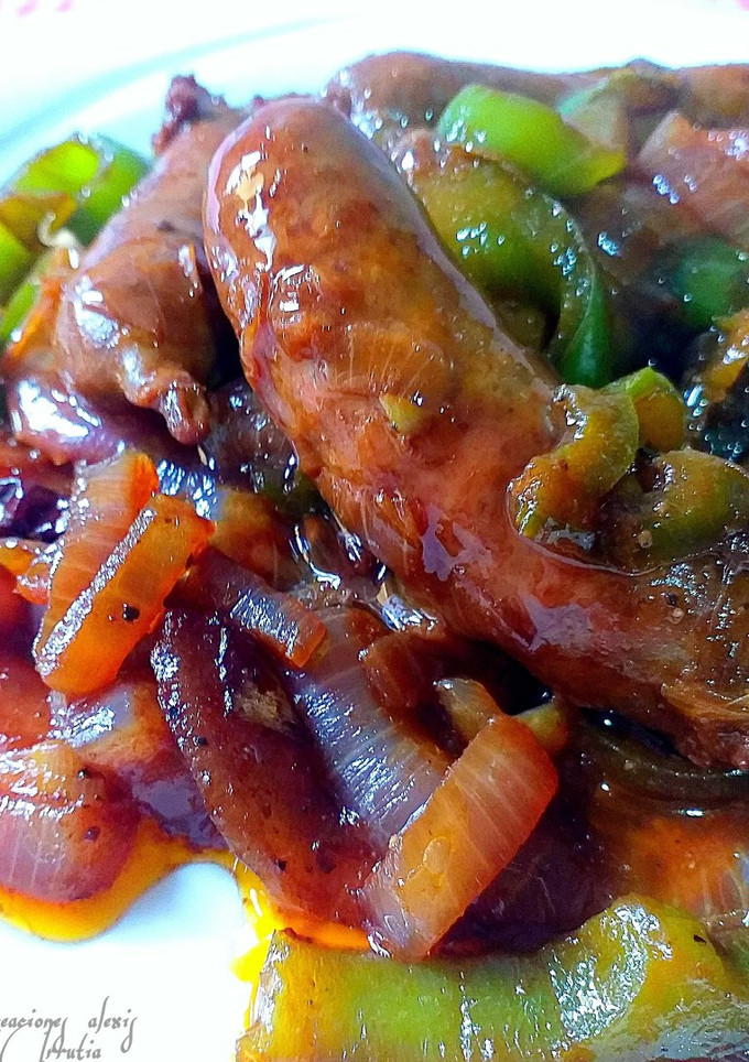 Una foto de Salchichas frescas de ternera con cebolla caramelizada y cereza