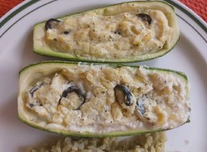 Una foto de Calabacitas rellenas de requesón con aceitunas