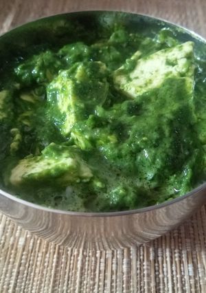 A picture of Palak paneer.