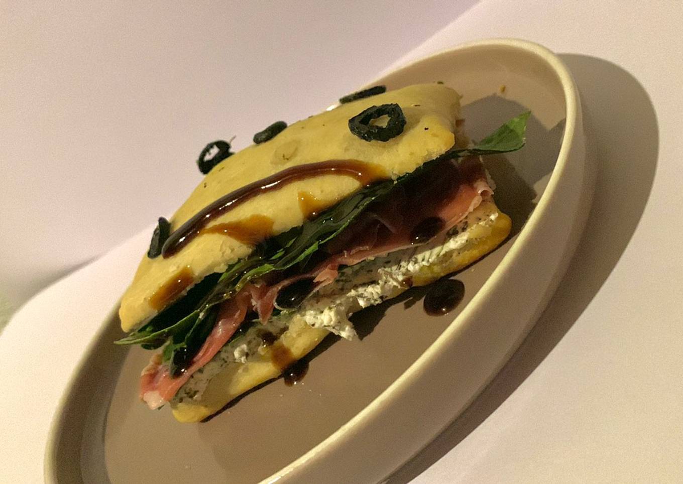 Ciabatta con relleno de Queso de cabra con especias, jamón serrano, espinacas y crema de balsámico