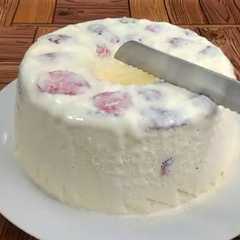 Una foto de Postre de coco y fresas