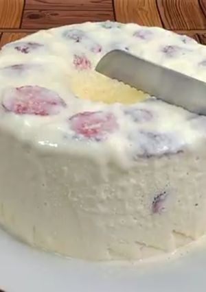 Una foto de Postre de coco y fresas