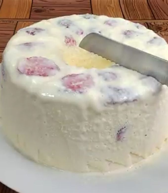 Una foto de Postre de coco y fresas