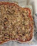 Pizza con queso y atún