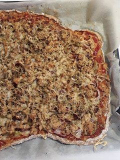 Una foto de Pizza con queso y atún