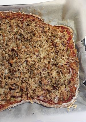 Una foto de Pizza con queso y atún