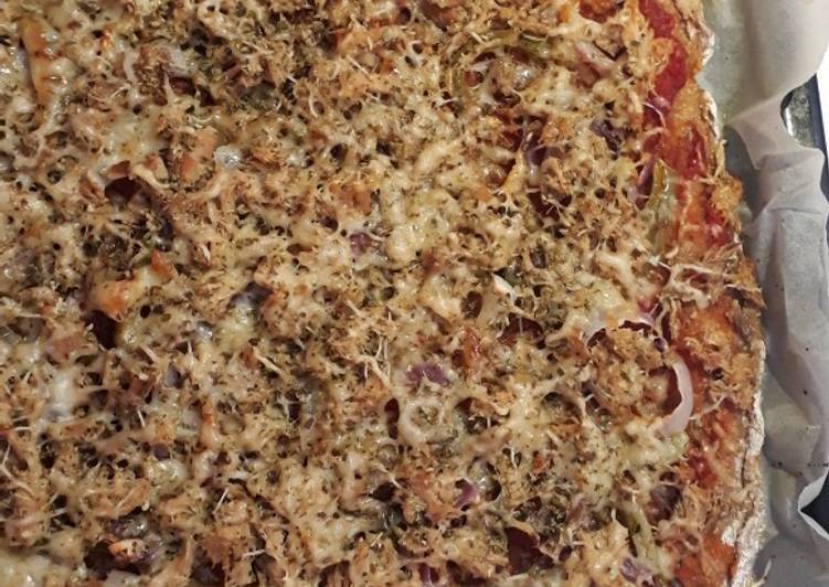 Pizza con queso y atún
